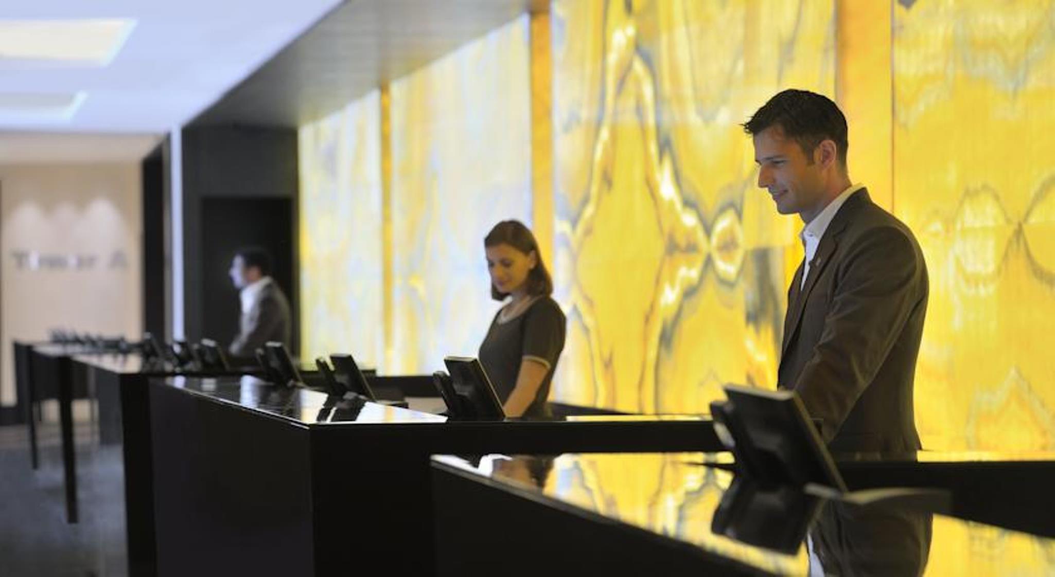 Jw Marriott Marquis Hotel Dubai Exterior foto The Concierge Desk at the Ritz-Carlton, DIFC, Dubai