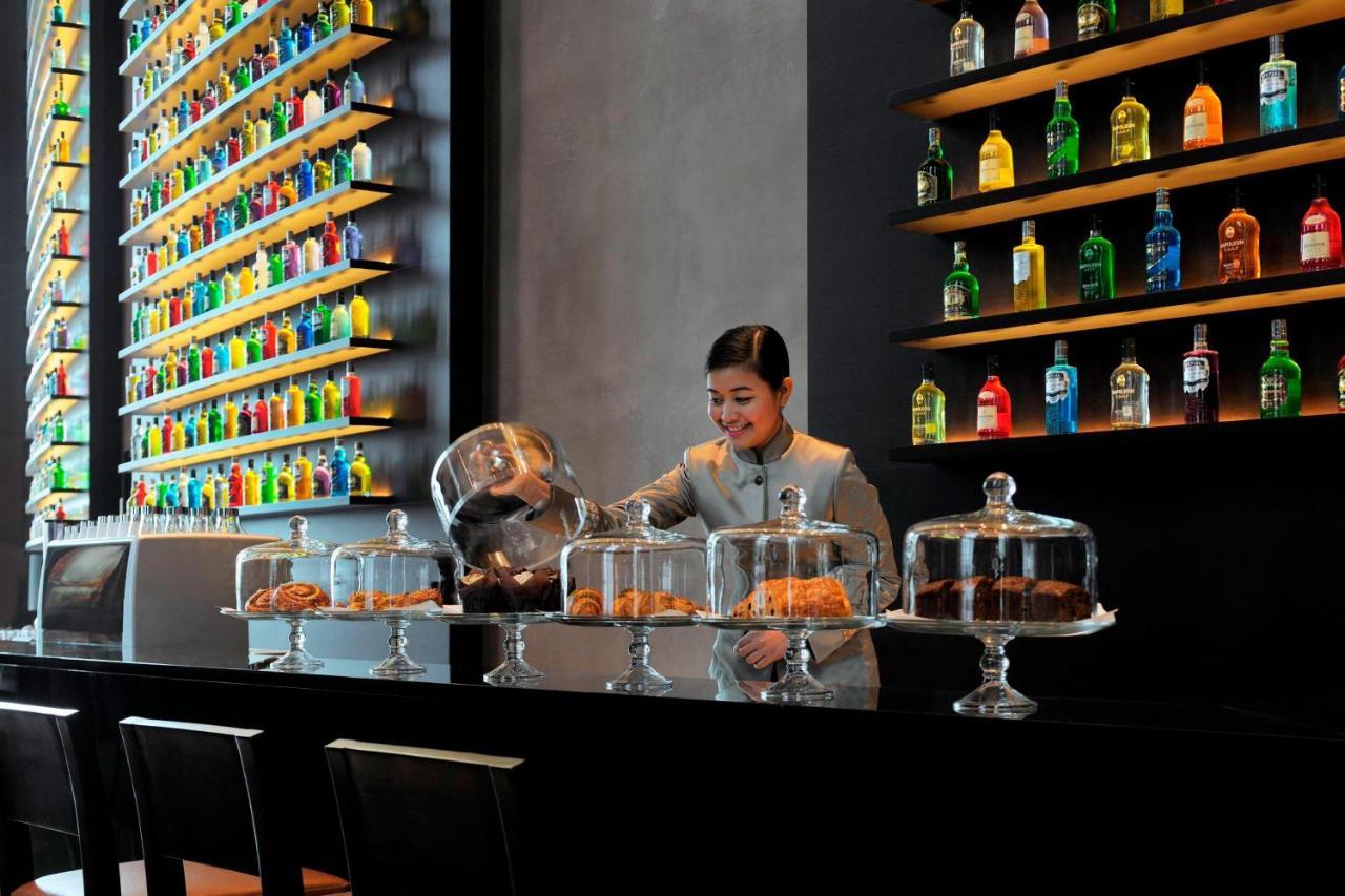 Jw Marriott Marquis Hotel Dubai Exterior foto A barista at work