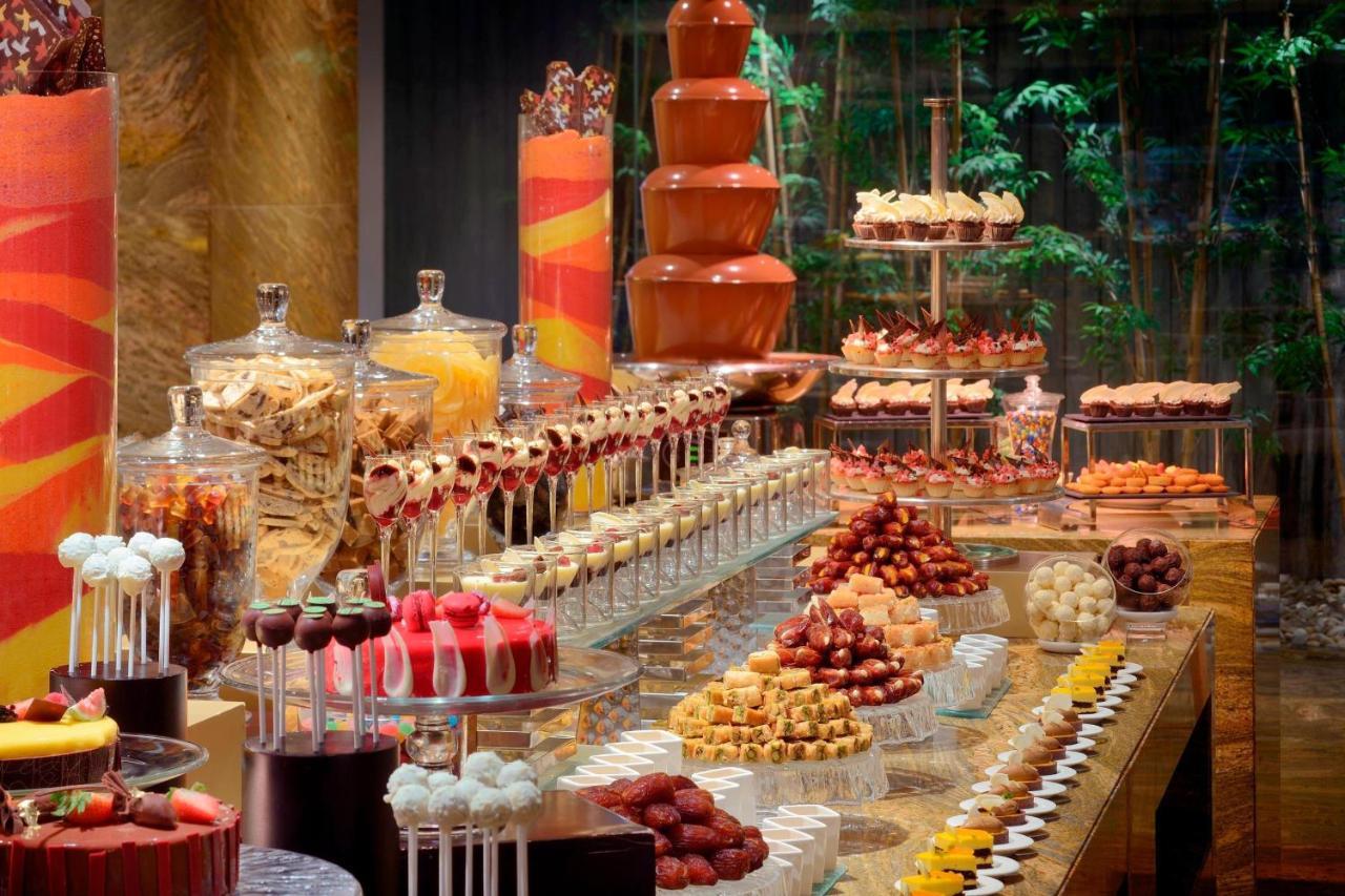 Jw Marriott Marquis Hotel Dubai Exterior foto A dessert buffet