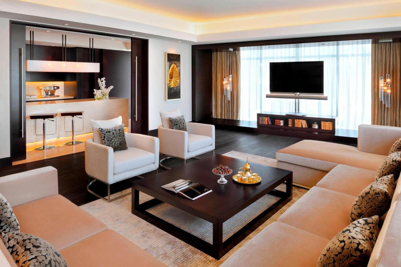 Jw Marriott Marquis Hotel Dubai Exterior foto A living room in a suite at the Ritz-Carlton, Dubai