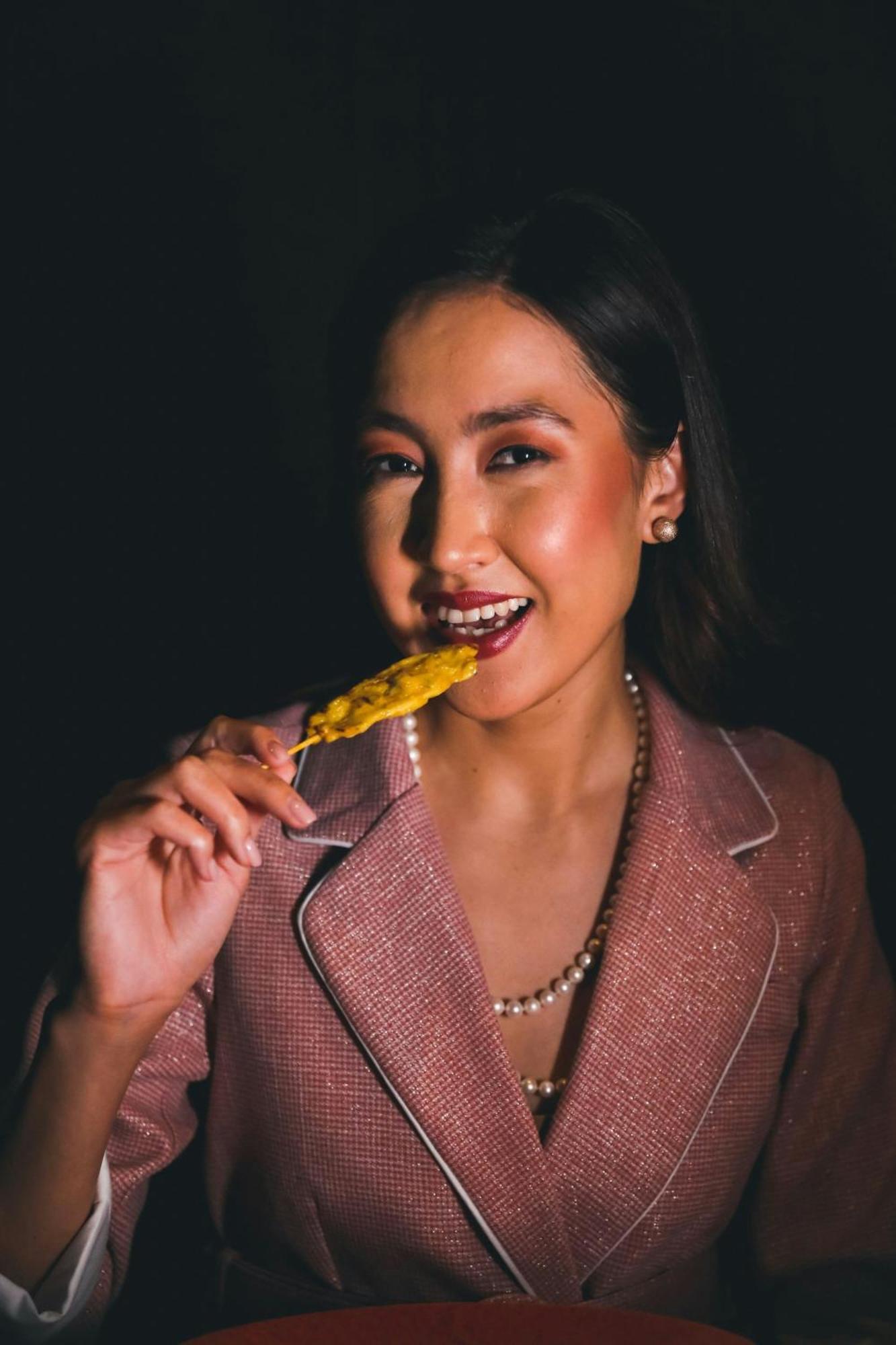 Jw Marriott Marquis Hotel Dubai Exterior foto A woman eating satay celup