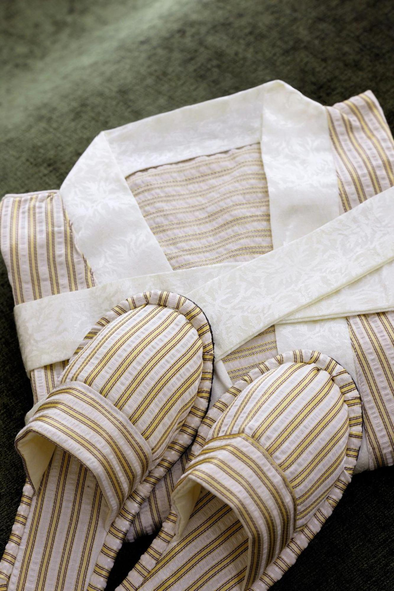 Jw Marriott Marquis Hotel Dubai Exterior foto A close-up of a traditional Japanese hakama