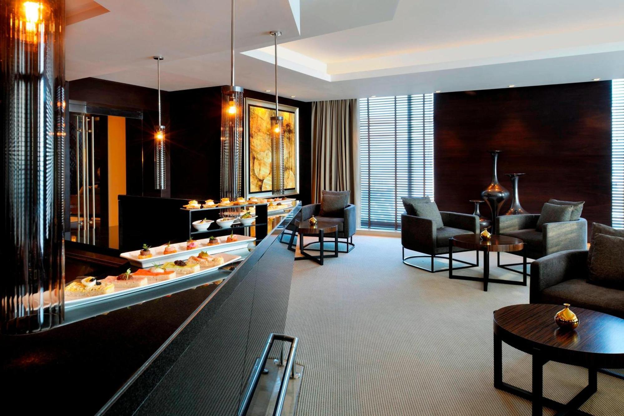 Jw Marriott Marquis Hotel Dubai Exterior foto The lounge at the airport